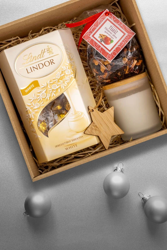 Lindt Lindor golyó - fehércsokoládés 200 g, Bambusz csillag karácsonyfadísz, Gyertya bambusz fedővel, Szálas gyümölcstea 50g