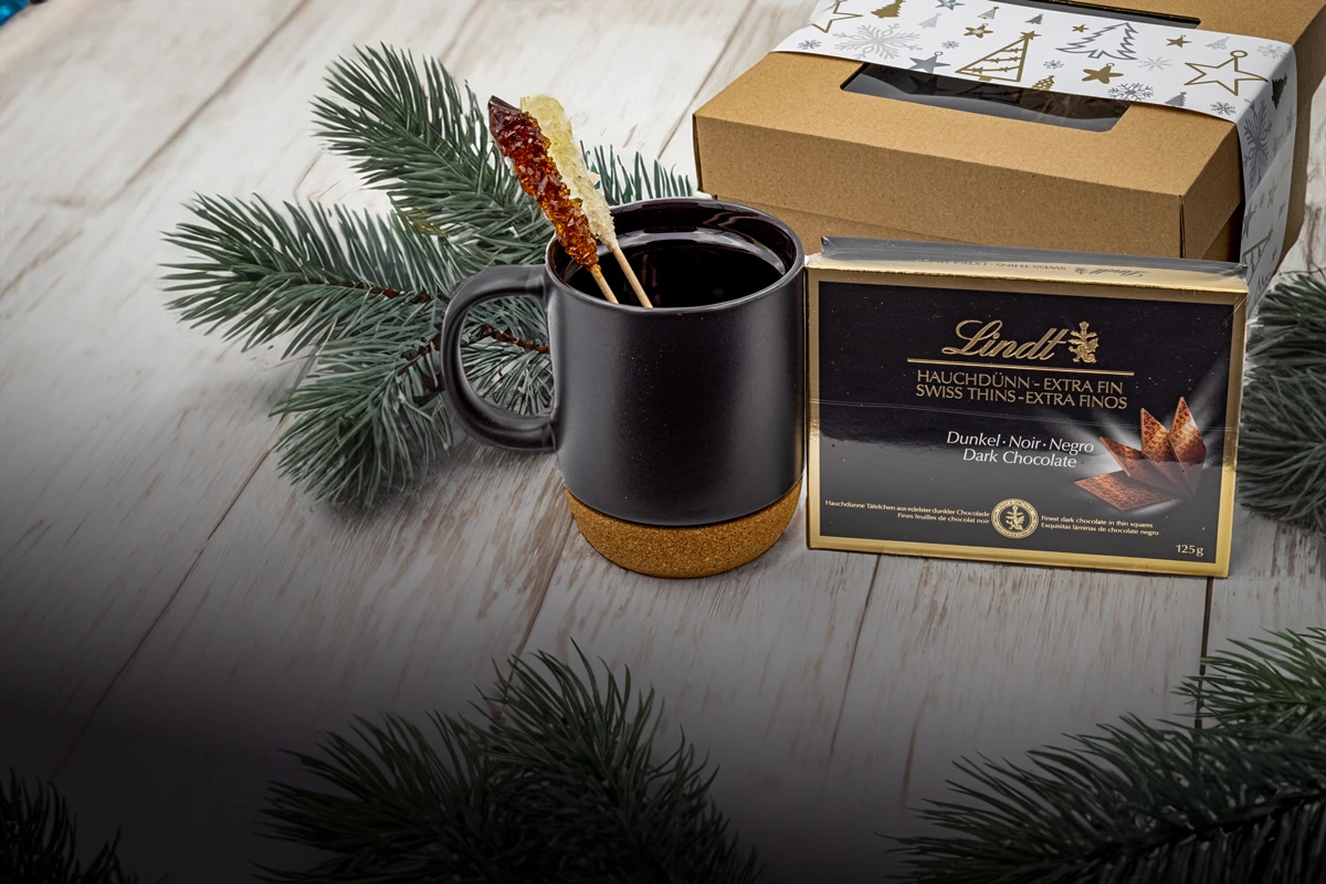 Nagy méretű elegáns, fekete kerámia bögre 350 ml, Lindt Thins étcsokoládé lapocskák 125g, 2 db Kandispálca.