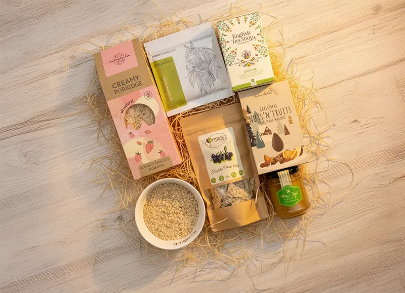 Vegán- Toszkán olivás keksz 80g, Tökmaglisztes vegán tábla 50 g, Piros bogyós zabkása eperrel és málnával 400g, English tea Shop Wellness Calm me 20 filter, Kerámia tál 550 ml, citromfüves méz 250g.