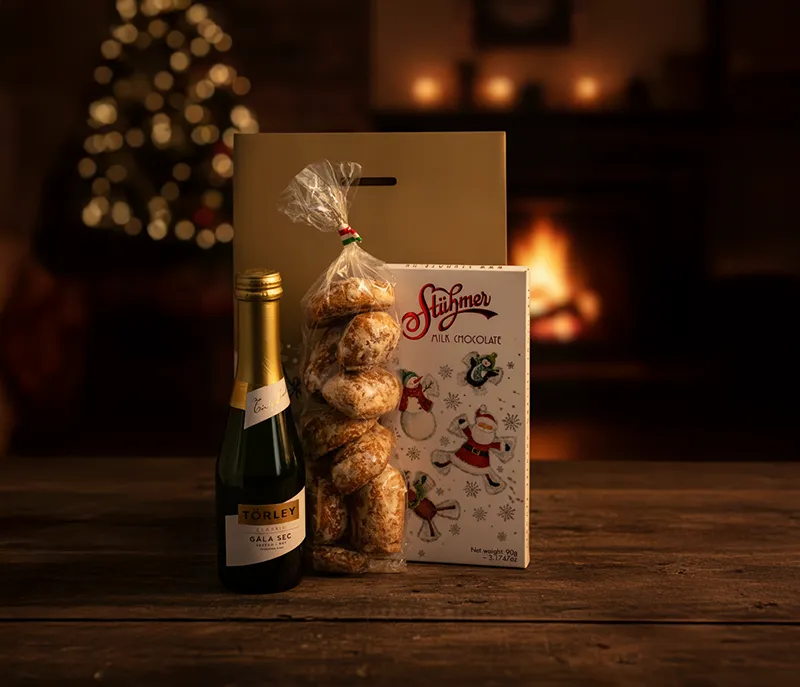Törley gála sec száraz Pezsgő 0,2l , Mézespuszedli tasakban 140g, Stühmer karácsonyi táblacsoki tej 90g. Tető formájú karácsonyi díszdobozba csomagoljuk.