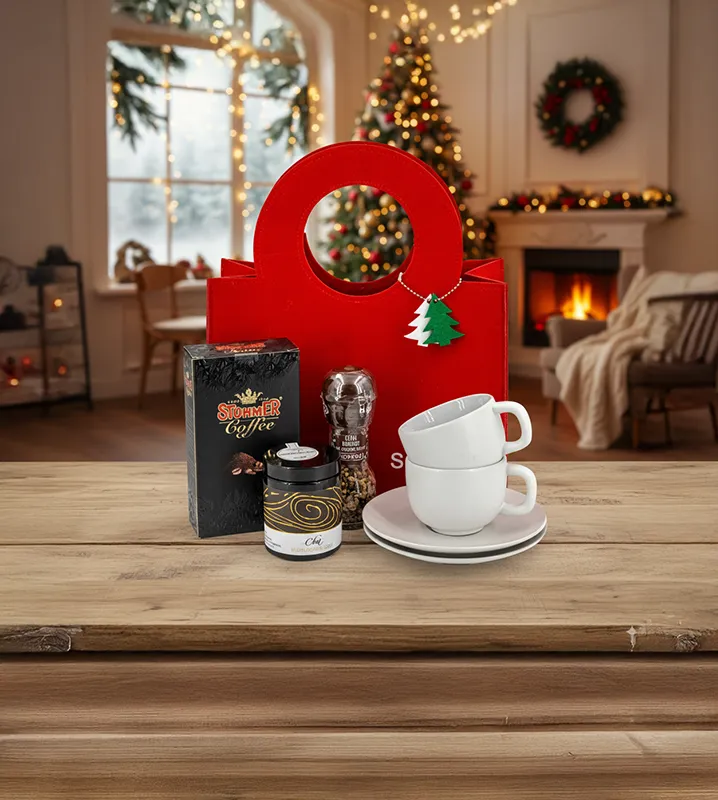 Stühmer arabica őrölt kávé 250g, Cappucino szett fehér: 2 db csésze aljjal 200 ml, Kotányi chai moment kávéfűszer malom, Chai tea 50g üvegben.