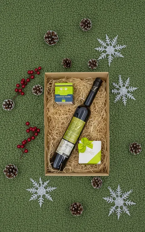 Agárdi Irsai Olivér szőlő pálinka 40% 0,5l, Irsai Olivér pálinkás bonbon 4 db, Paté Prémium Kacsamáj Mousse – Natúr – 70g. Ablakos dobozban szállítjuk karácsonyi mintás papírpalásttal. Doboz mérete 35x22x9 cm.