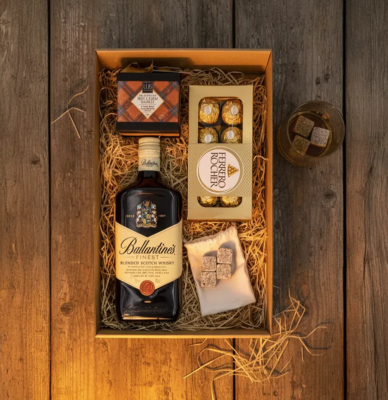 Ballantines whisky 0,7L 40% , Shenzhen hűtőkockák pamut zsákban 4 db, Ír krém whisky tejcsokoládé golyók desszert, Ferrero csokoládé desszert 100g.