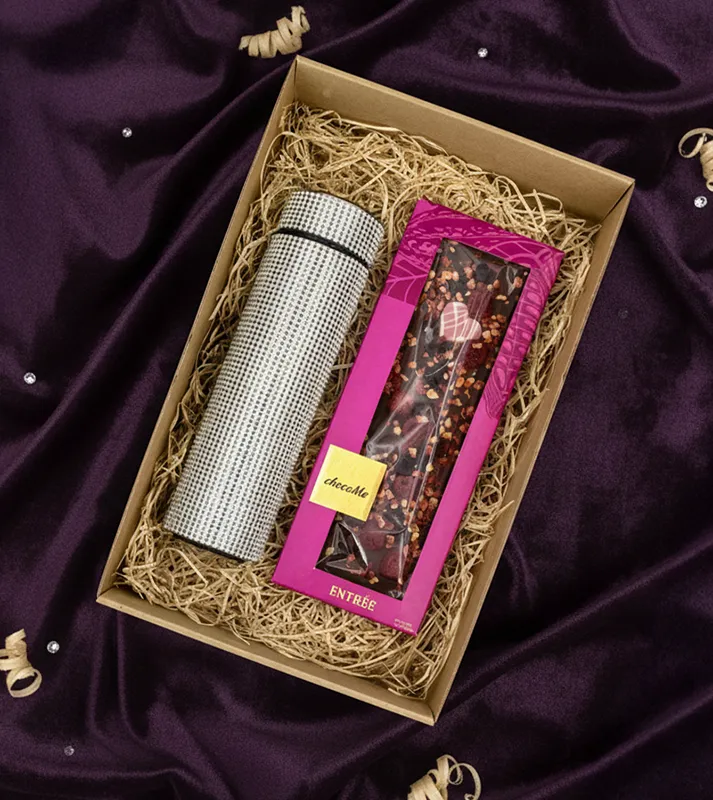 Kisméretű ivópalack strasszkövekkel 350 ml, Chocome tejcsokoládé tábla liofilizált málnával, aszalt vörösáfonyával és eper darabokkal 110g