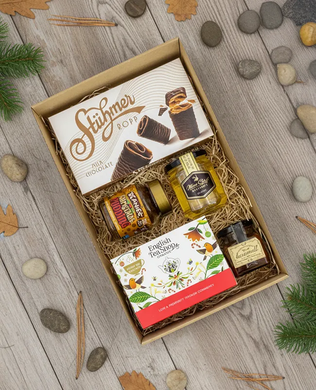 thümer Ropp vajas keksz 130g, Akácméz 250 g, Sós karamell krém 135 g, Beanies instant kávé 50g, English Tea Shop Exclusive Adventi bio teakalendárium 25 db teafilterrel. Ablakos dobozban szállítjuk karácsonyi mintás papírpalásttal. Doboz mérete 35x22x9 cm. Csak 6-osával rendelhető.