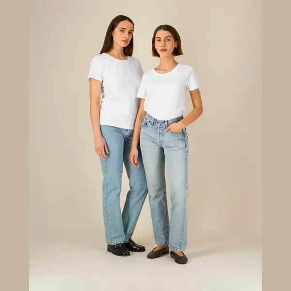 Ikonikus, közepesen vastag, női karcsúsított póló