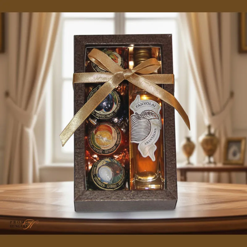Panyolai Aranyalma pálinka különböző ízű Szamos marcipán golyókkal, barna díszdobozban, arany szalaggal átkötve. Díszdoboz mérete: 16,5 x 9,5 cm.